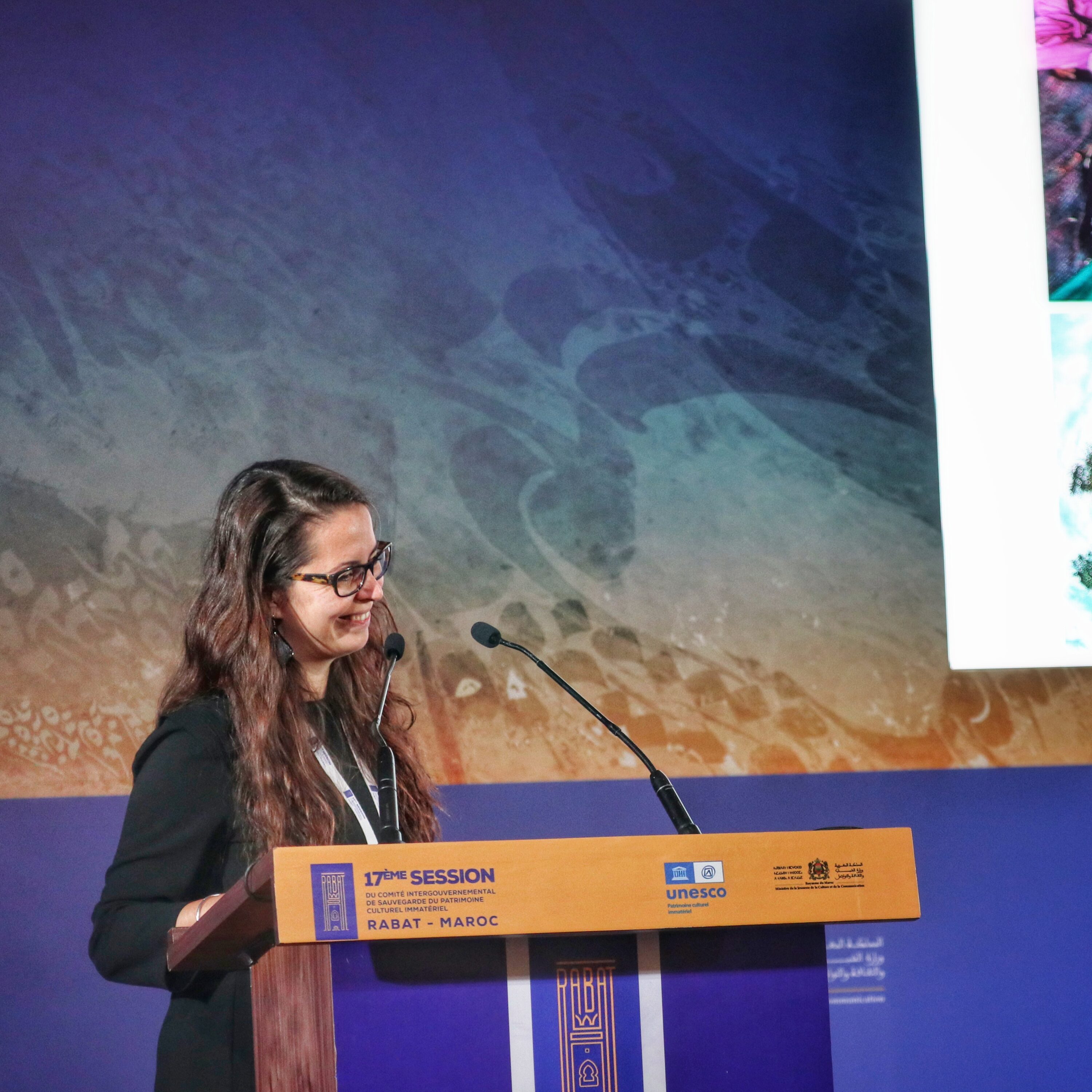 Charlotte Courtois donne un discours à l'UNESCO