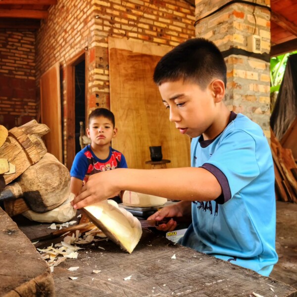 - Tobatí, Paraguay, décembre 2024 -Axel, 11 ans, sculpteur de masques passionné dont les yeux brillent comme des étoiles lorsqu'il parle de son art et vous montre ses œuvres.
Une rencontre touchante autour de la transmission du patrimoine culturel, de l'importance de l'éducation et des traditions locales de l'épiphanie.
artekamba
masque tradition Paraguay guarania guarani tobati rosado culture artisanat artisan patrimoine diversité art artiste unesco epiphanie roismages reyesmagos